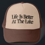 Het leven is beter in het meer grappige pet voor p<br><div class="desc">Het leven is beter in het meer beige bruine vrachtwagenhoed voor vissen en nog veel meer. Cute quote / grappig gezegde met typografie. Verzacht ontwerp. Kool cadeauidee voor nieuw thuis, pensionering, meer huis, boten/zeilen, enz. Maak je eigen pet voor gepensioneerde vader, vader, oom, opa, grootvader, bootkapitein, zeeman, vriend, buren, familie,...</div>