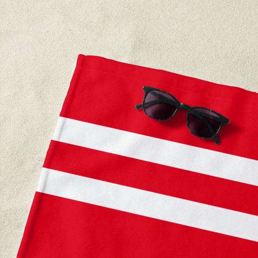 Het leven is beter in het meer nautisch rood strandlaken (In situ)