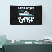 Het leven is beter in het meer - Pontoon Boat Gift Spandoek (Beurs)