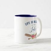 Het leven is beter in het meer van de roestelijke  tweekleurige koffiemok (Voorkant rechts)