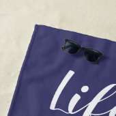 Het leven is beter in het meer van Typografie Navy Strandlaken (In situ)