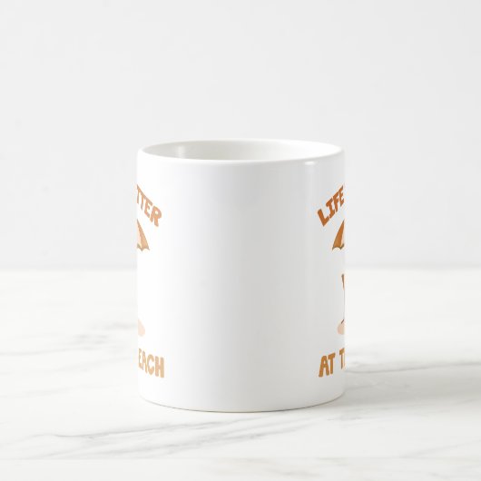 Het leven is beter in het strand koffiemok (Center)