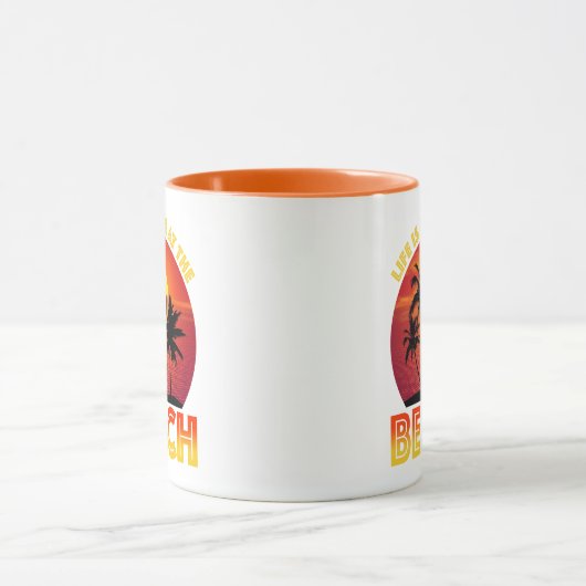 Het leven is beter in het strand mok (Midden)