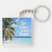 Het leven is beter in het strand sleutelhanger (Achterkant)