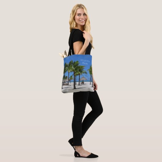 Het leven is beter in het strand tote bag (Op model)