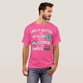 Het leven is beter in Teenslippers met koffie bij  T-shirt (Voorkant volledig)