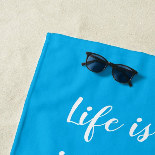 Het leven is beter in teenslippers. strandlaken (In situ)