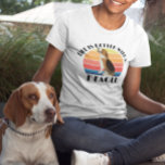 Het leven is beter met een Beagle Retro Sunset Dog T-shirt<br><div class="desc">Dit ontwerp kan op het gebied worden gepersonaliseerd dat door de foto en/of tekst te veranderen wordt verstrekt. Of het kan worden aangepast door te klikken deze Sjabloon personaliseert en dan de klik te kiezen om verdere optie aan te passen en de kleur van de achtergrond te schrappen of te...</div>