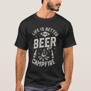 Het leven is beter met een bier- en kampvuur-campa t-shirt