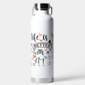 Het leven is beter met een Cat quote slogan Waterfles (Voorkant)
