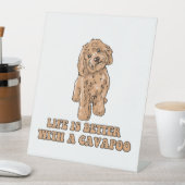 Het leven is beter met een Cavapoo - Grappige hond Reclamebord Met Voetstuk (Insitu)