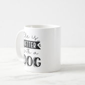 Het leven is beter met een hond koffiemok (Voorkant links)