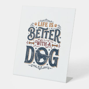 Het leven is beter met een hond vintage gravure on reclamebord met voetstuk
