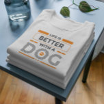 Het leven is beter met een hondenmoderne grijs en  Tri-Blend shirt<br><div class="desc">Grijs en oranje modern typografisch ontwerp - het leven is beter met honden. Leuk ontwerp voor hondenliefhebbers. Aangepaste witte achtergrond.</div>