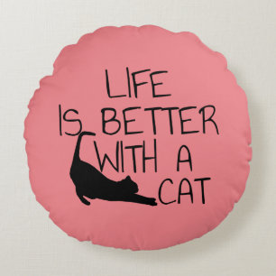 Het leven is beter met een kat rond kussen