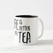 Het leven is beter met het theeontwerp tweekleurige koffiemok (Voorkant rechts)