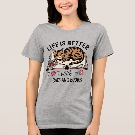 Het leven is beter met katten en boeken 🐾📚 Tri-Blend shirt (Voorkant)