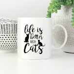 Het leven is beter met katten | Kat Lover Koffiemok<br><div class="desc">Deze schattige mok is perfect voor iedereen die van katten houdt! Maak het kattenliefhebber in je leven gelukkig met een cadeau van deze grappige mok met het gezegde "het leven is beter met katten" in zwarte hand letterlijke typografie met twee kattensilhouettekeningen.</div>