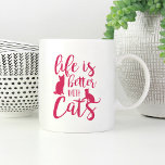Het leven is beter met katten | Kat Lover Koffiemok<br><div class="desc">Deze schattige mok is perfect voor iedereen die van katten houdt! Maak het kattenliefhebber in je leven gelukkig met een cadeau van deze grappige mok met het gezegde "het leven is beter met katten" in levendige fuchsia roze,  met handschrift geschreven typografie met twee kattensilhouettekeningen.</div>