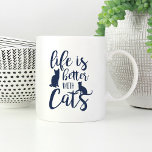 Het leven is beter met katten | Kat Lover Koffiemok<br><div class="desc">Deze schattige mok is perfect voor iedereen die van katten houdt! Maak het kattenliefhebber in je leven gelukkig met een cadeau van deze grappige mok met het gezegde "het leven is beter met katten" in navy blue hand met letters typografie met twee katten-silhouette illustraties.</div>
