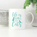Het leven is beter met katten | Kat Lover Koffiemok<br><div class="desc">Deze schattige mok is perfect voor iedereen die van katten houdt! Maak het kattenliefhebber in je leven gelukkig met een cadeau van deze grappige mok met het gezegde "het leven is beter met katten" in levendige turquoise aqua hand lettered typografie met twee kattensilhouettekeningen.</div>