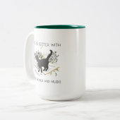 Het leven is beter met kattenboeken en muziek tweekleurige koffiemok (Voorkant links)