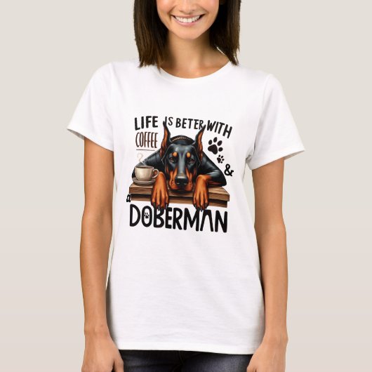 Het leven is beter met koffie & een doberman t-shirt (Voorkant)