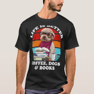 Het leven is beter met koffiehonden en boeken. t-shirt