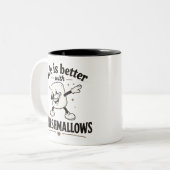Het leven is beter met marshmallows tweekleurige koffiemok (Voorkant links)