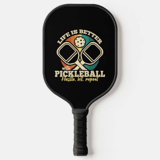 Het leven is beter met Pickleball Retro grafische Pickleball Paddle (Voorkant)