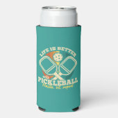 Het leven is beter met Pickleball Retro grafische  Seltzer Blikjeskoeler (Seltzer Achterkant)