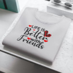 Het leven is beter met vrienden, zwarte typografie t-shirt<br><div class="desc">Het leven is beter met vrienden zwarte moderne scripttypografie met rode harten.</div>