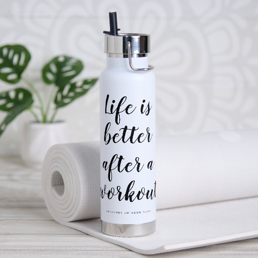 Het leven is beter na een training op maat sporten waterfles (Yoga)