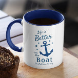 Het leven is beter op de naam van de bootfamilie mok<br><div class="desc">Een stijlvolle, nautische mok met twee toonkoffie met penseelscript en een regale typografie met de tekst "Het leven is beter op de boot", samen met uw familienaam, bootnaam of andere gewenste tekst. Dit ontwerp bevat een klassiek bootanker en vijf sterren. De kleuren zijn klassiek blauw van de marine op wit....</div>