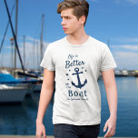 Het leven is beter op de naam van de bootfamilie o t-shirt<br><div class="desc">Een stijlvol, nautisch T-shirt (met verschillende stijlen, kleuren en formaten om uit te kiezen) met penseelscript en regale typografie met de tekst "Het leven is beter op de boot", samen met uw familienaam, bootnaam of andere gewenste tekst. Dit ontwerp bevat een klassiek bootanker en vijf sterren. De kleuren zijn klassiek...</div>