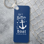 Het leven is beter op de naam van de bootfamilie sleutelhanger<br><div class="desc">Een stijlvolle, nautische sleutelhanger met twee kanten met penseelscript en een regale typografie met de tekst "Het leven is beter op de boot", samen met uw familienaam, bootnaam of andere gewenste tekst. Dit ontwerp bevat een klassiek bootanker en vijf sterren. De kleuren zijn wit op klassiek marineblauw of passen gemakkelijk...</div>