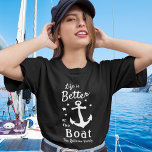 Het leven is beter op de naam van de bootfamilie t-shirt<br><div class="desc">Een stijlvol, nautisch gethemd T-shirt van Vrouw (verschillende stijlen, kleuren en formaten waaruit u kunt kiezen) met penseelscript en moderne typografie met de tekst "Het leven is beter op de boot", samen met uw familienaam, naam van het vaartuig of andere gewenste tekst. Dit ontwerp bevat een klassiek bootanker en vijf...</div>