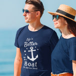 Het leven is beter op de naam van de bootfamilie t-shirt<br><div class="desc">Een stijlvol, nautisch T-shirt (met verschillende stijlen, kleuren en formaten om uit te kiezen) met penseelscript en regale typografie met de tekst "Het leven is beter op de boot", samen met uw familienaam, bootnaam of andere gewenste tekst. Dit ontwerp bevat een klassiek bootanker en vijf sterren. De kleuren zijn wit...</div>