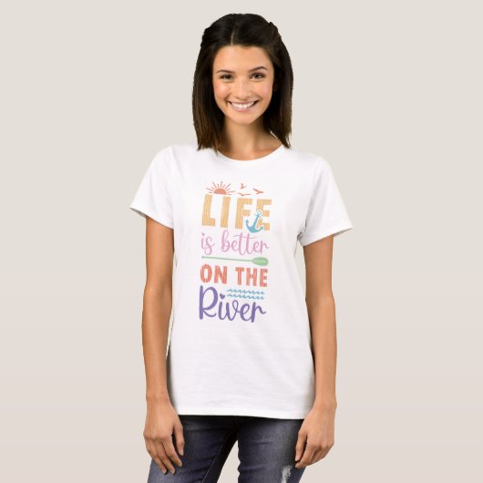 Het leven is beter op de rivier t-shirt (Voorkant volledig)