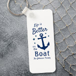Het leven is beter op de sterren van de naam Boat. Sleutelhanger<br><div class="desc">Een stijlvolle, nautische sleutelhanger met twee kanten met penseelscript en een regale typografie met de tekst "Het leven is beter op de boot", samen met uw familienaam, bootnaam of andere gewenste tekst. Dit ontwerp bevat een klassiek bootanker en vijf sterren. De kleuren zijn klassiek marinesblauw op wit of passen gemakkelijk...</div>