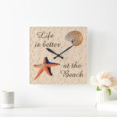 Het leven is beter op de strandmuur vierkante klok (Huis)