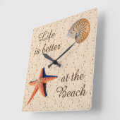 Het leven is beter op de strandmuur vierkante klok (Hoek)