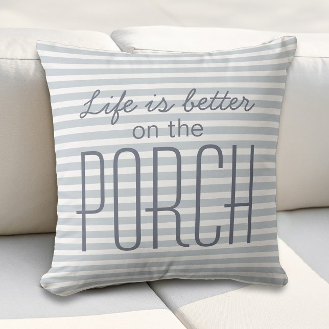Het leven is beter op de veranda  Blauwe gestreept Buitenkussen (Life is Better on the Porch Blue Striped Quote Throw Pillow)