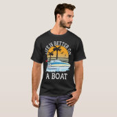 Het leven is beter op een Boat Boater Boating Naut T-shirt (Voorkant volledig)