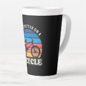 Het leven is beter op een fiets latte mok (Rechterhoek)