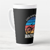 Het leven is beter op een fiets latte mok (Linkerhoek)