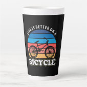 Het leven is beter op een fiets latte mok (Voorkant)