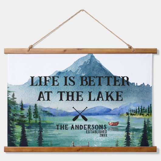 Het leven is beter op het meer | Familienaam Hangend Wandkleed (Voorkant)