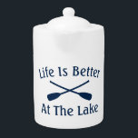 Het leven is beter op het meer... grappige gekruis theepot<br><div class="desc">Het leven is beter in het meer met een gekruiste boot die een teapot maakt. Accessoire met zeemijpaddels en humoristische prijsopgave.</div>
