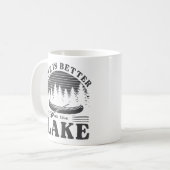 Het leven is beter op het meer koffiemok (Voorkant links)